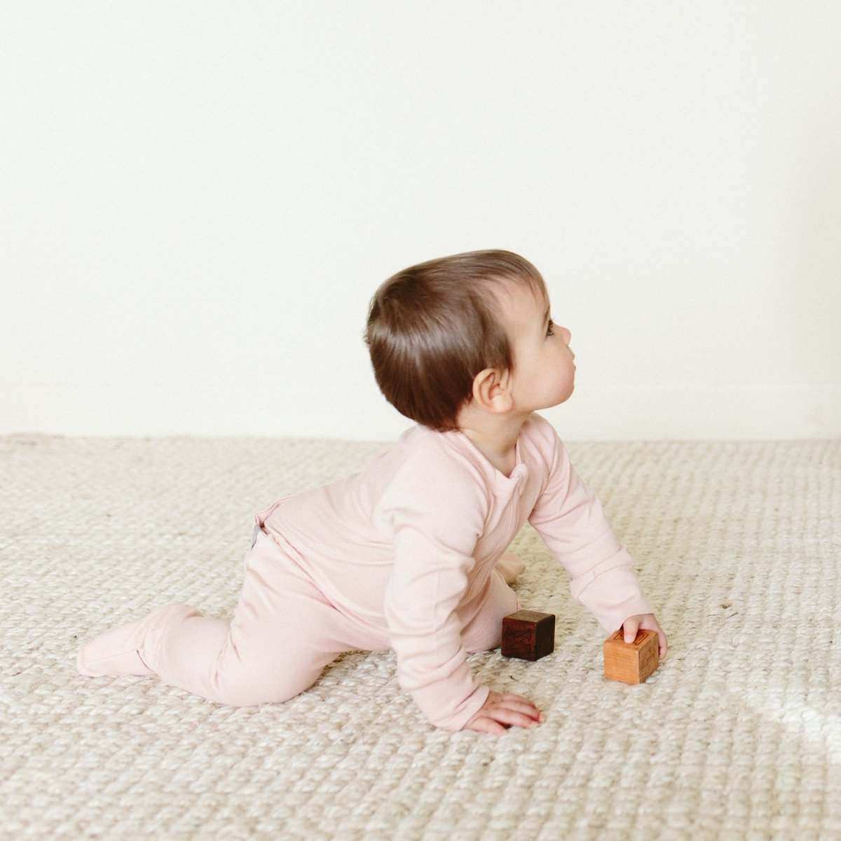 GROW WITH YOU FOOTIE in pale rose bamboo-cotton fabric, with long sleeves, enclosed feet and a front zip