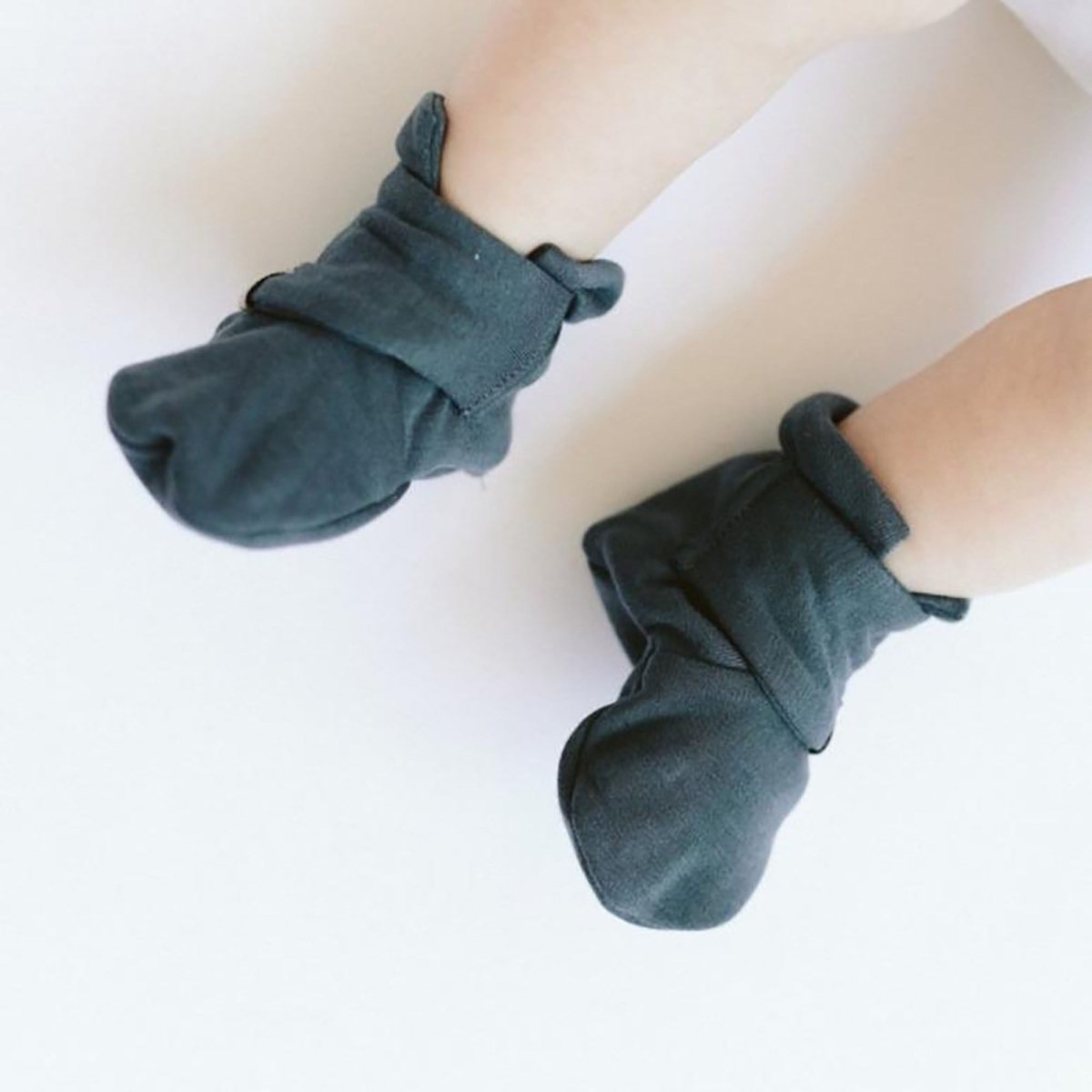 Goumi Kids MIDNIGHT Preemie Stay-On Baby Boots – organic cotton NICU approved – detail