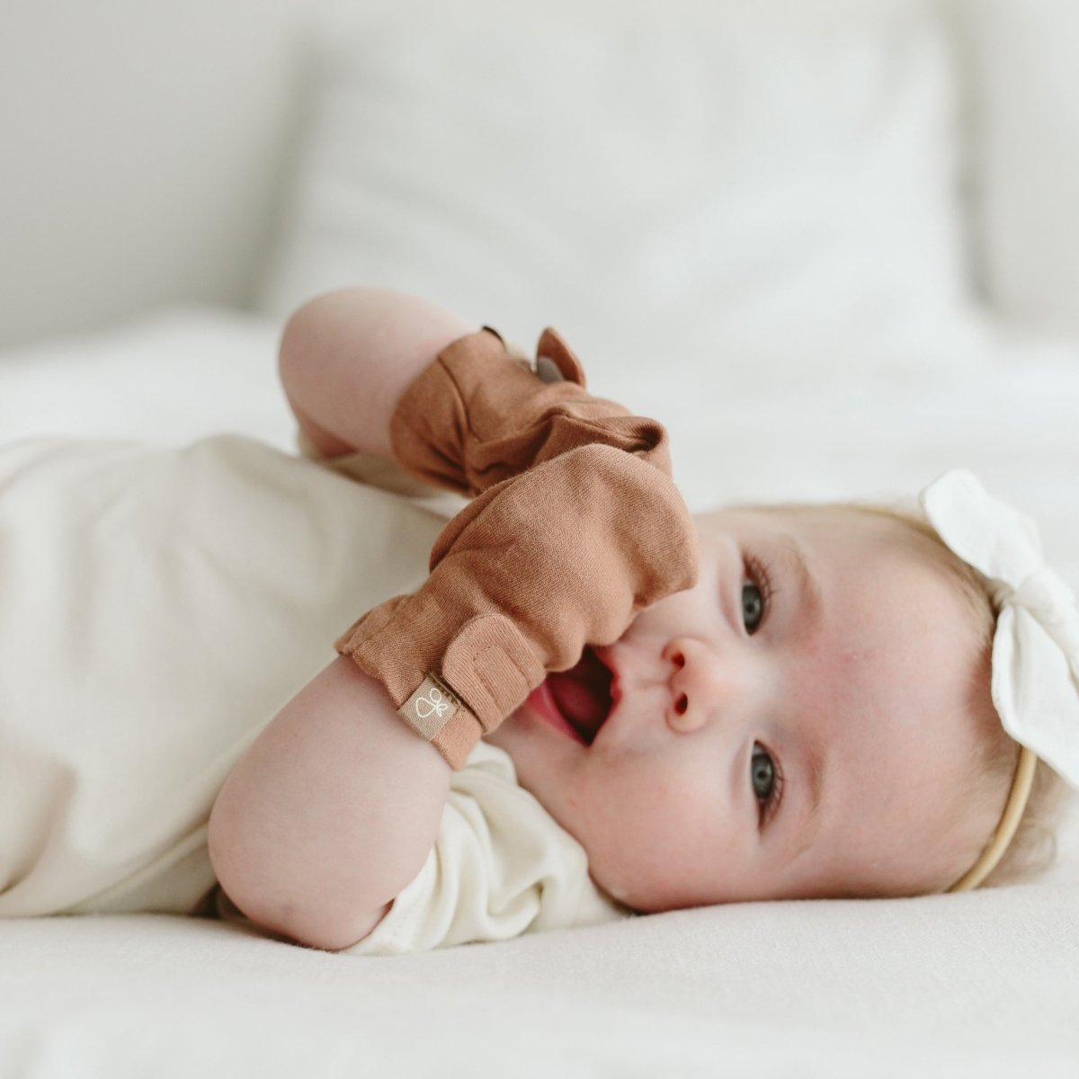 Goumi Kids MOSS + TERRAZZO + SANDSTONE Stay-On Baby Mittens 3-Pack – organic cotton newborn mitts – detail