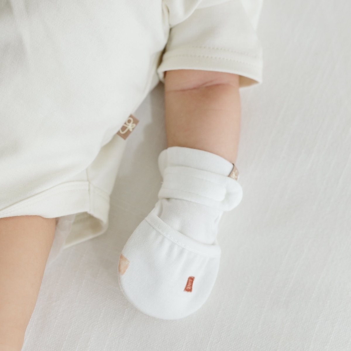 Goumi Kids CITY BLOCKS Stay-On Mitts & Boots Gift Set – organic cotton newborn essentials – detail