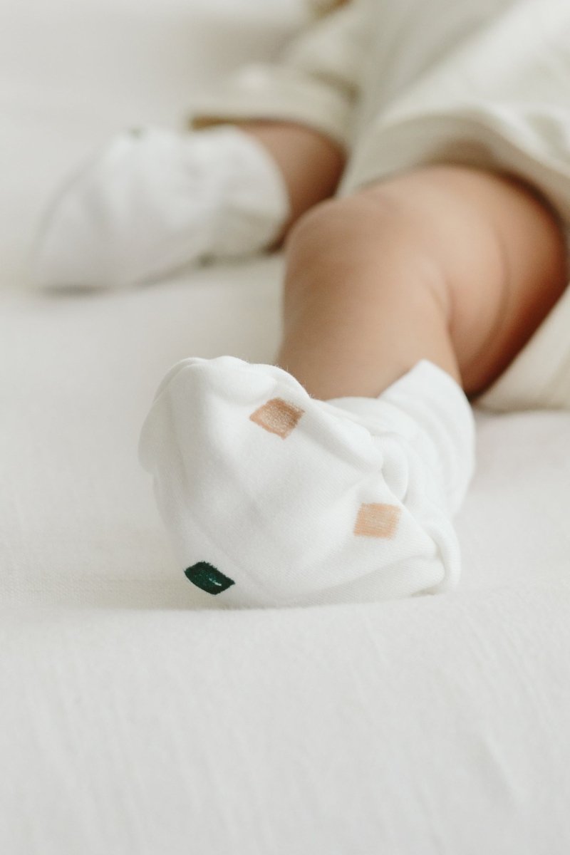 Goumi Kids CITY BLOCKS Stay-On Mitts & Boots Gift Set – organic cotton newborn essentials – flat lay