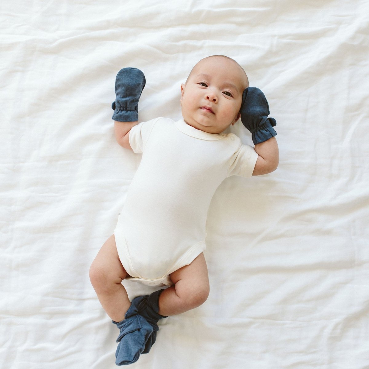 Goumi Kids MIDNIGHT Stay-On Baby Mittens – organic cotton newborn mitts – detail