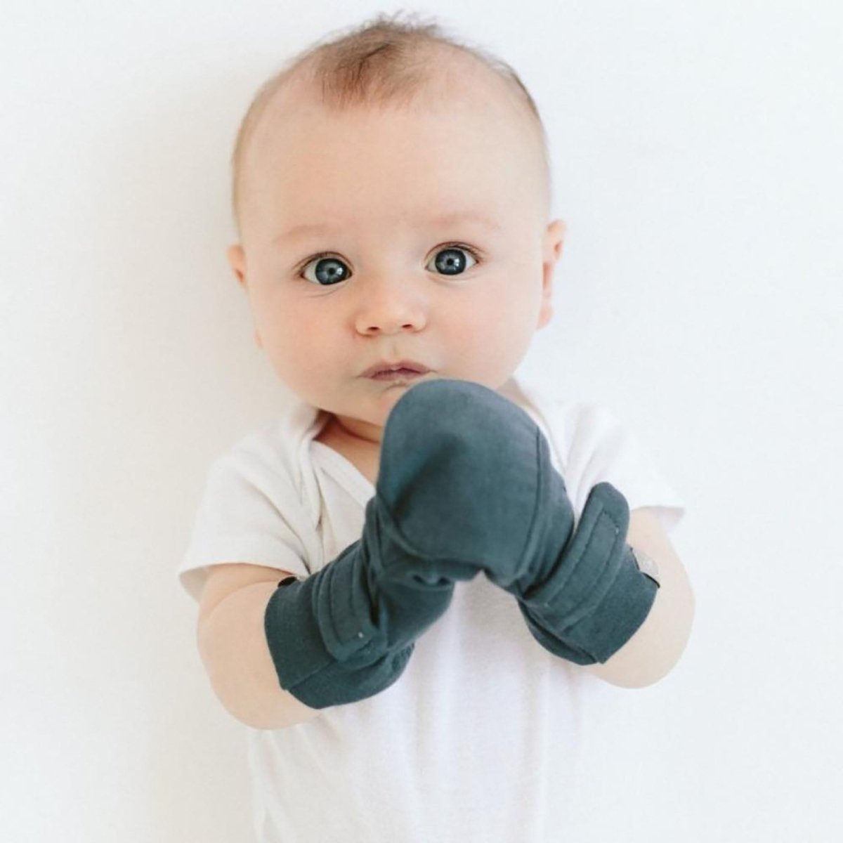 Goumi Kids MIDNIGHT Stay-On Baby Mittens – organic cotton newborn mitts – lifestyle