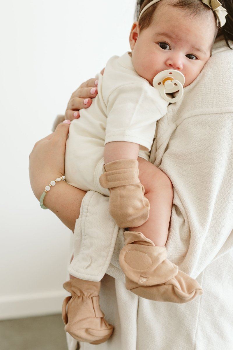 Goumi Kids SANDSTONE Stay-On Baby Mittens – organic cotton newborn mitts – lifestyle