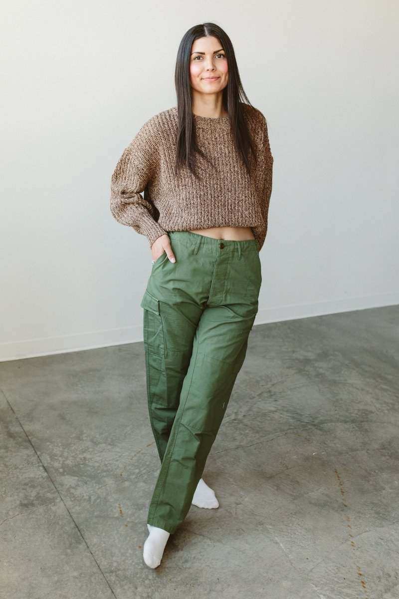 WOMENS CHUNKY KNIT SWEATER in brown, with a textured organic cotton knit, relaxed fit and cropped hem