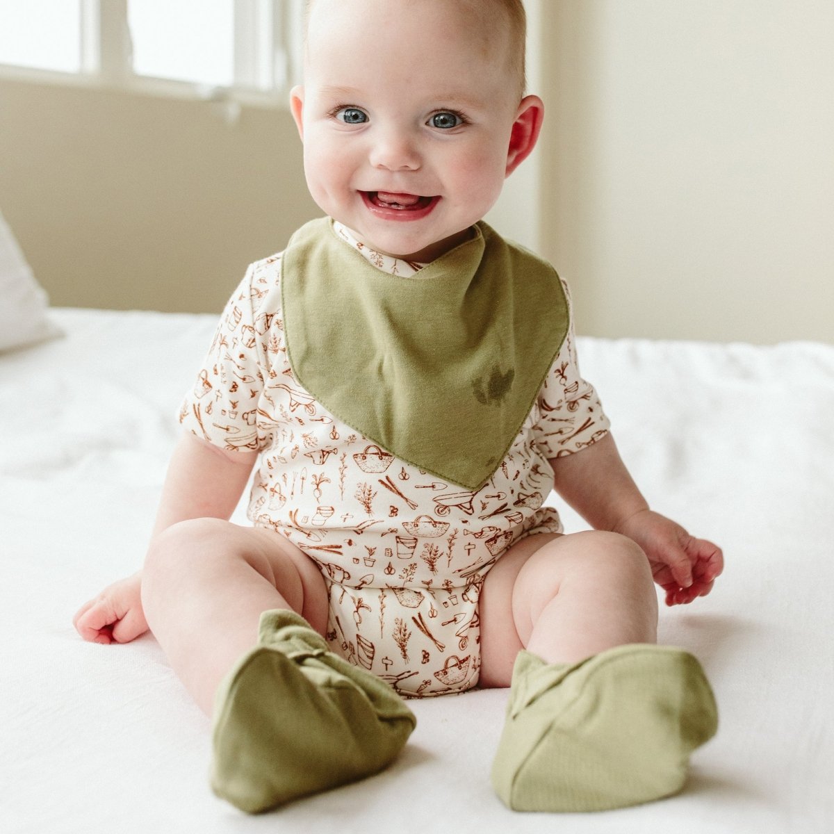 Goumi Kids ARTICHOKE Stay-On Baby Boots – soft sole newborn booties – detail