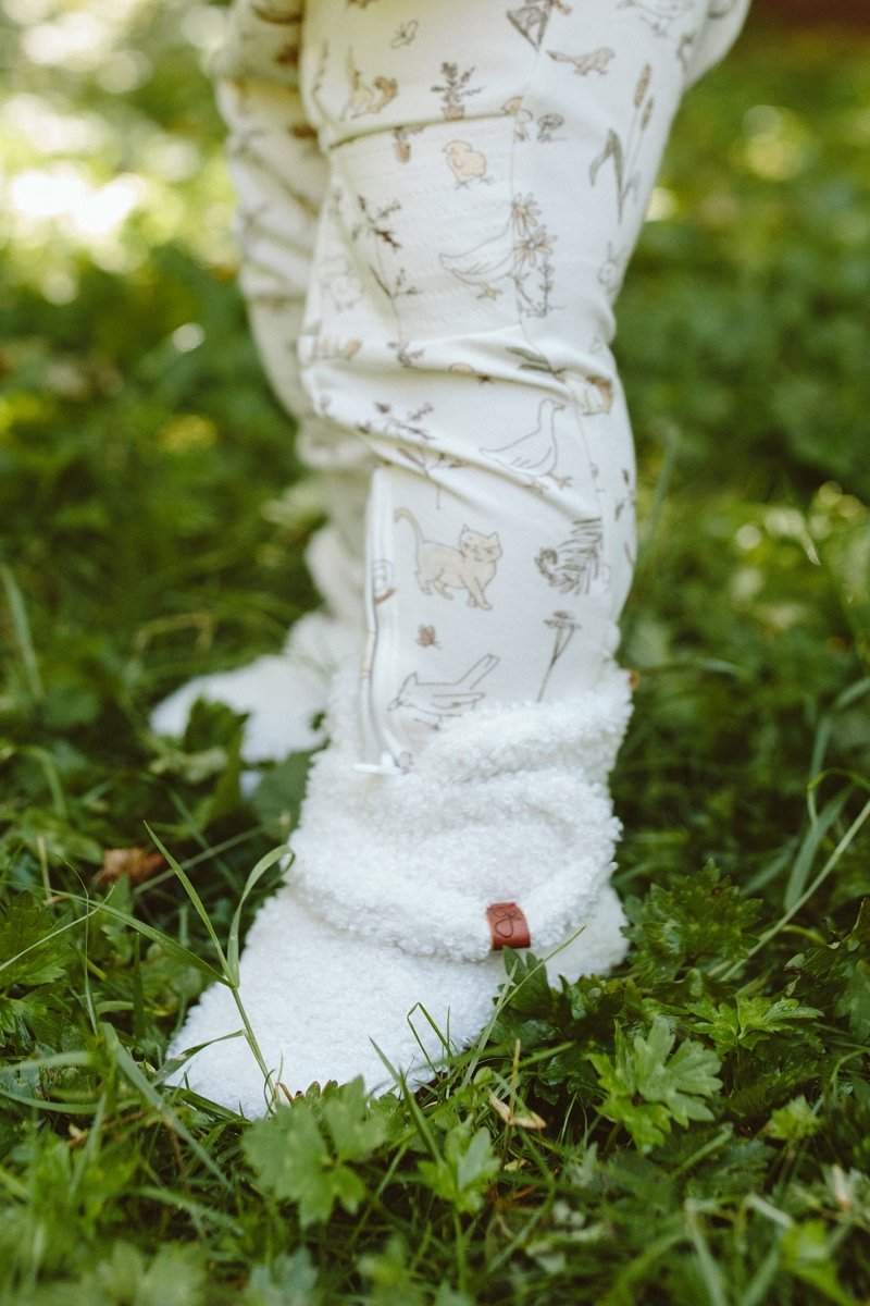 Goumi Kids ALABASTER Stay-On Sherpa Baby Boots – cozy soft sole newborn booties – detail